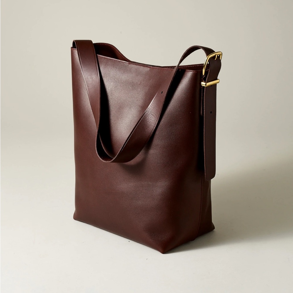 Madewell Essential Bucket Tote in Chocolate Raisin